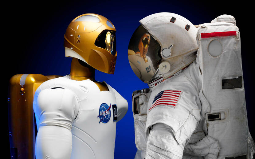 Een astronaut en een robot in een astronautenpak kijken elkaar aan