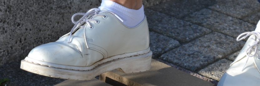 Close-up lopende witte schoenen op steen