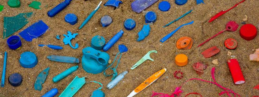 plastic spullen op een strand