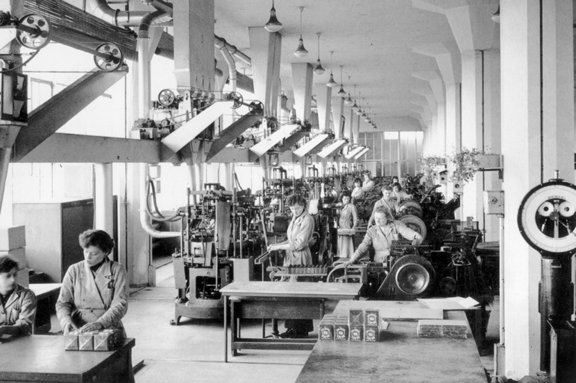 Historische foto Van Nelle Fabriek: medewerkers aan het werk