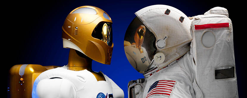 Twee astronauten kijken elkaar aan. Één van de astronauten is een robot.